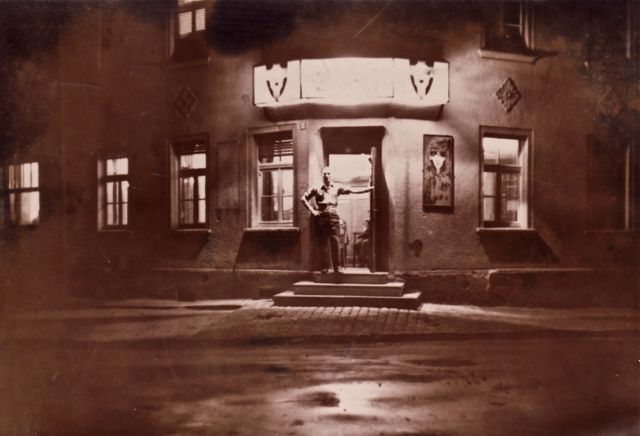 We zochten er al lang naar en Geert had het toch maar weer gevonden. Een café waar de tijd stil stond. 23 uur 35 om precies te zijn. 